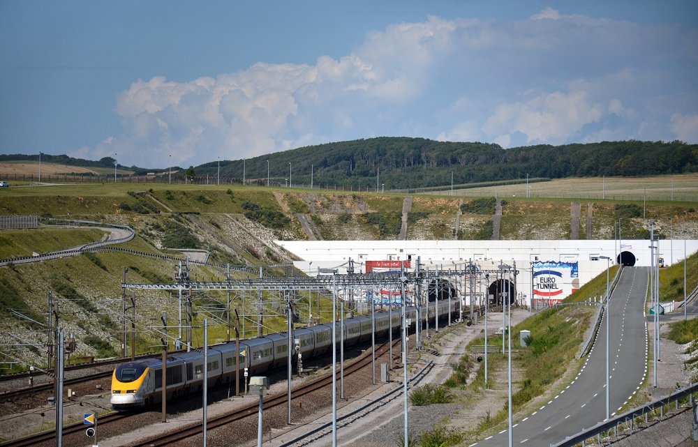 TGV TMST n°3011/2 à la sortie du Tunnel sous la Manche à Coquelles, côté Français