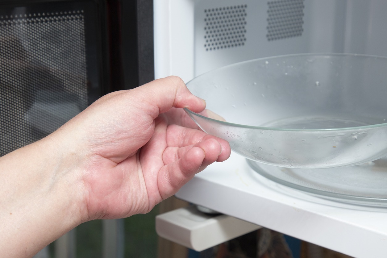Microwave with vinegar in a bowl